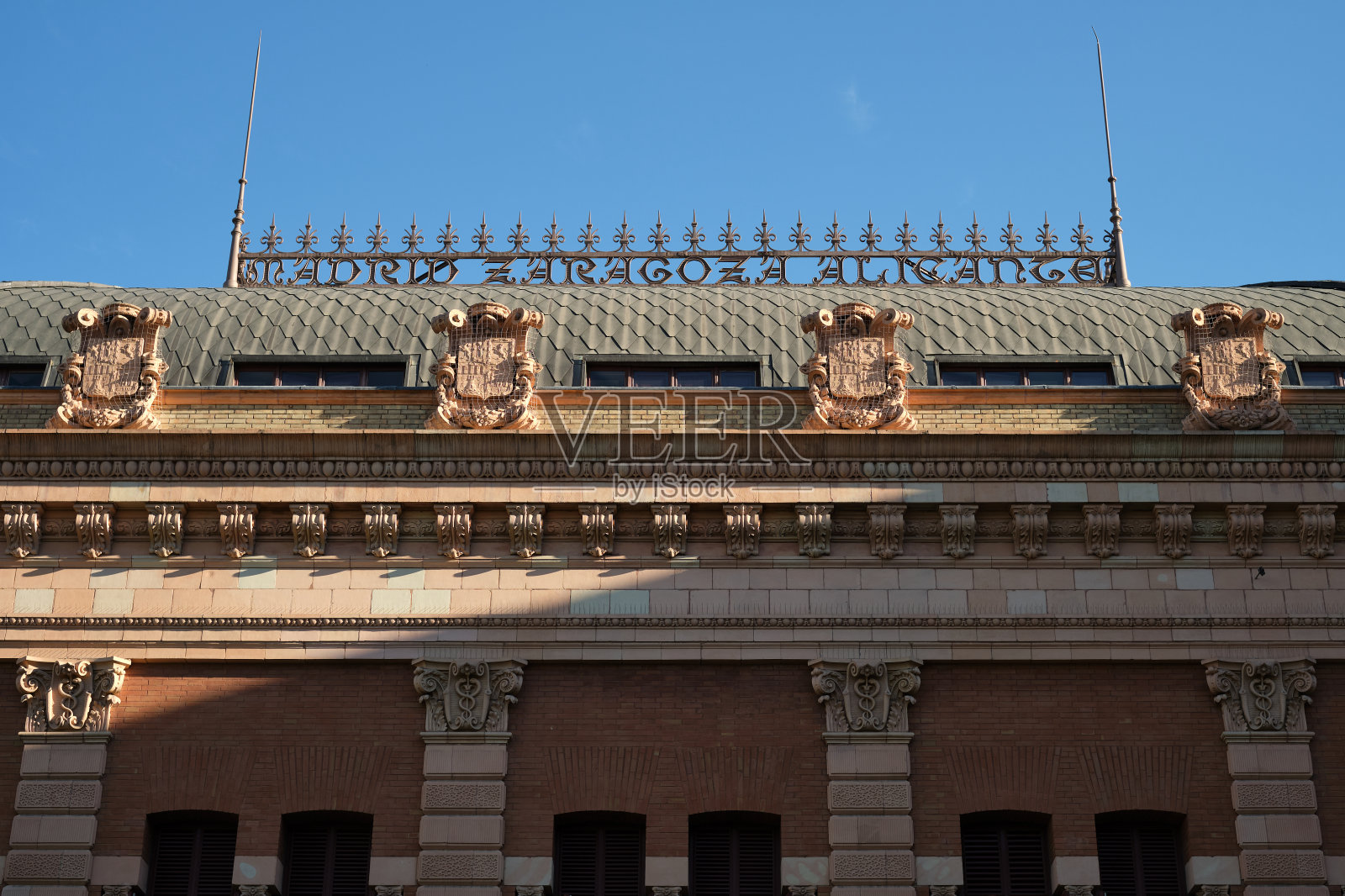 西班牙马德里Atocha火车站屋顶的特写镜头。照片摄影图片