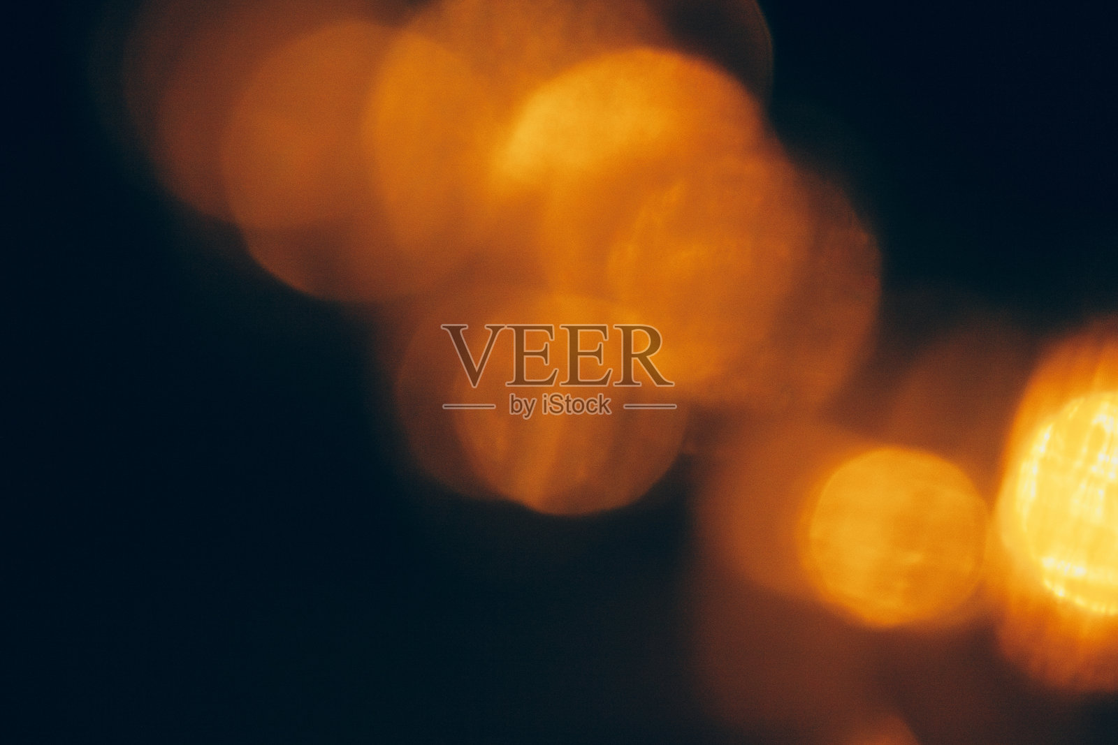 金色散景在深色背景上闪闪发光照片摄影图片