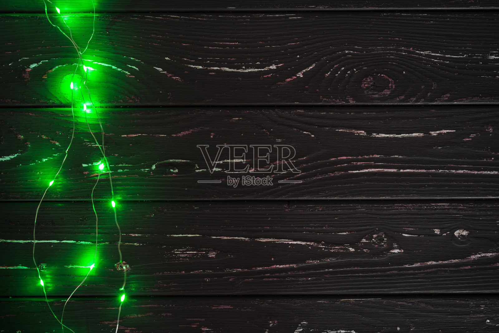 绿光元素的花环在黑暗中靠近照片摄影图片