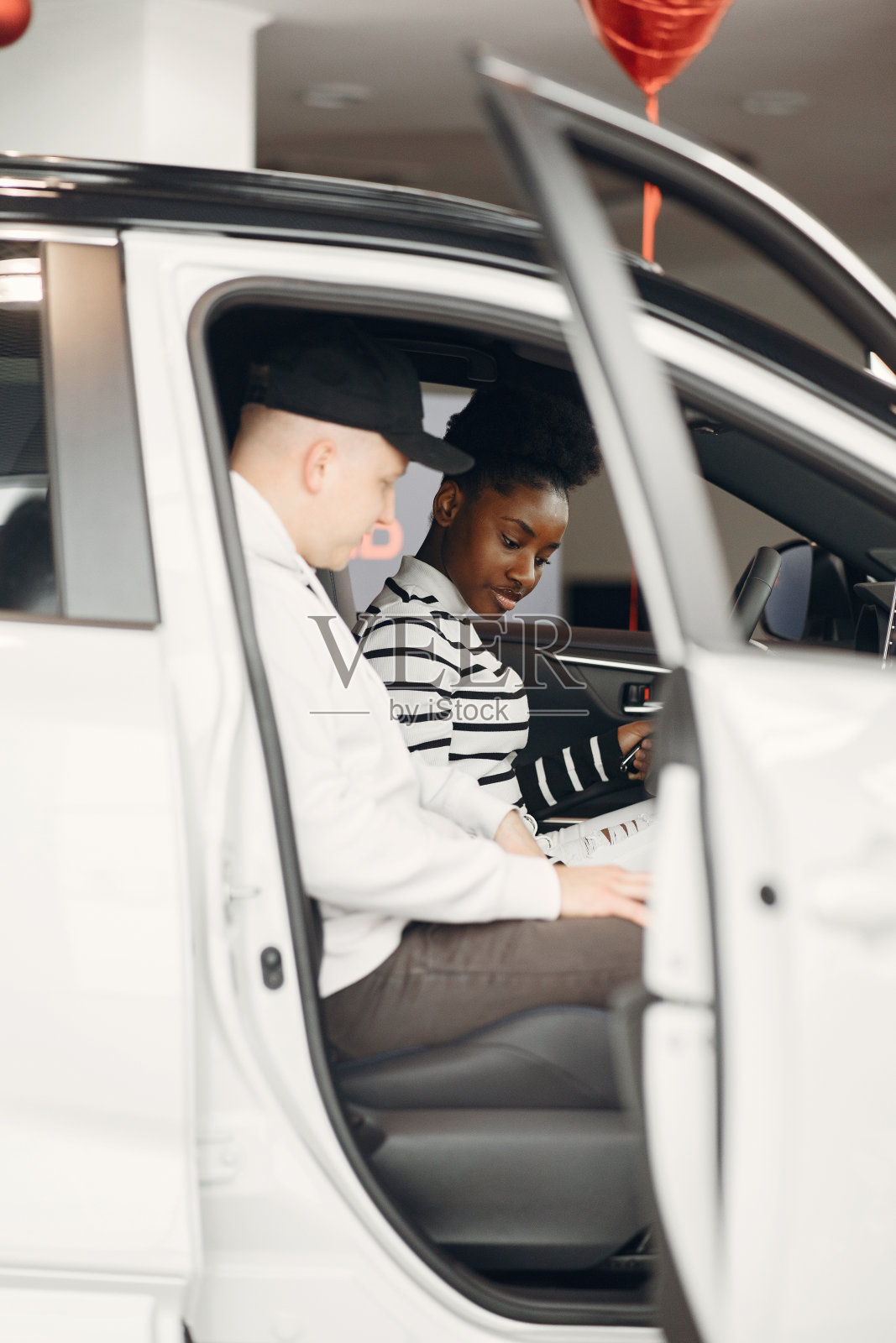 年轻的非裔美国妇女在汽车沙龙照片摄影图片