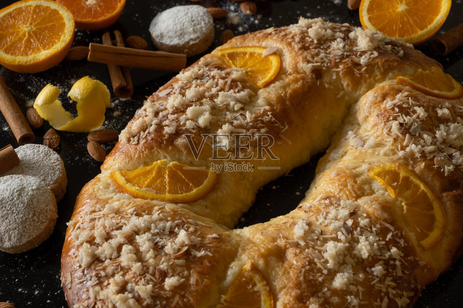 来自西班牙的传统roscón de reyes的特写，与配料，圣诞节的概念照片摄影图片