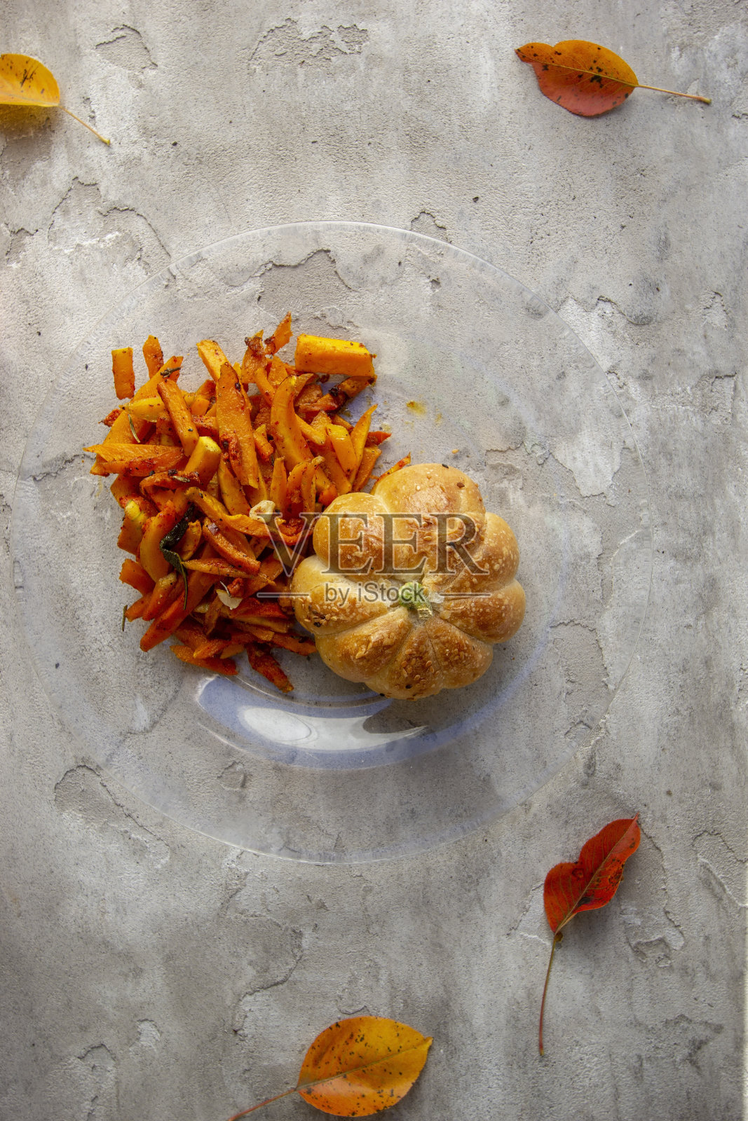 美味的自制南瓜汉堡。为了万圣节派对。照片摄影图片