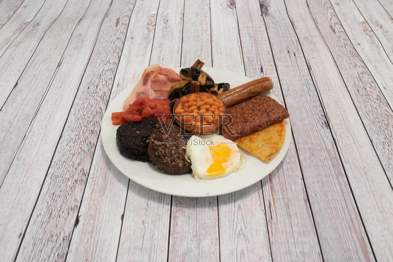 灰色木桌上的全套英式早餐照片摄影图片