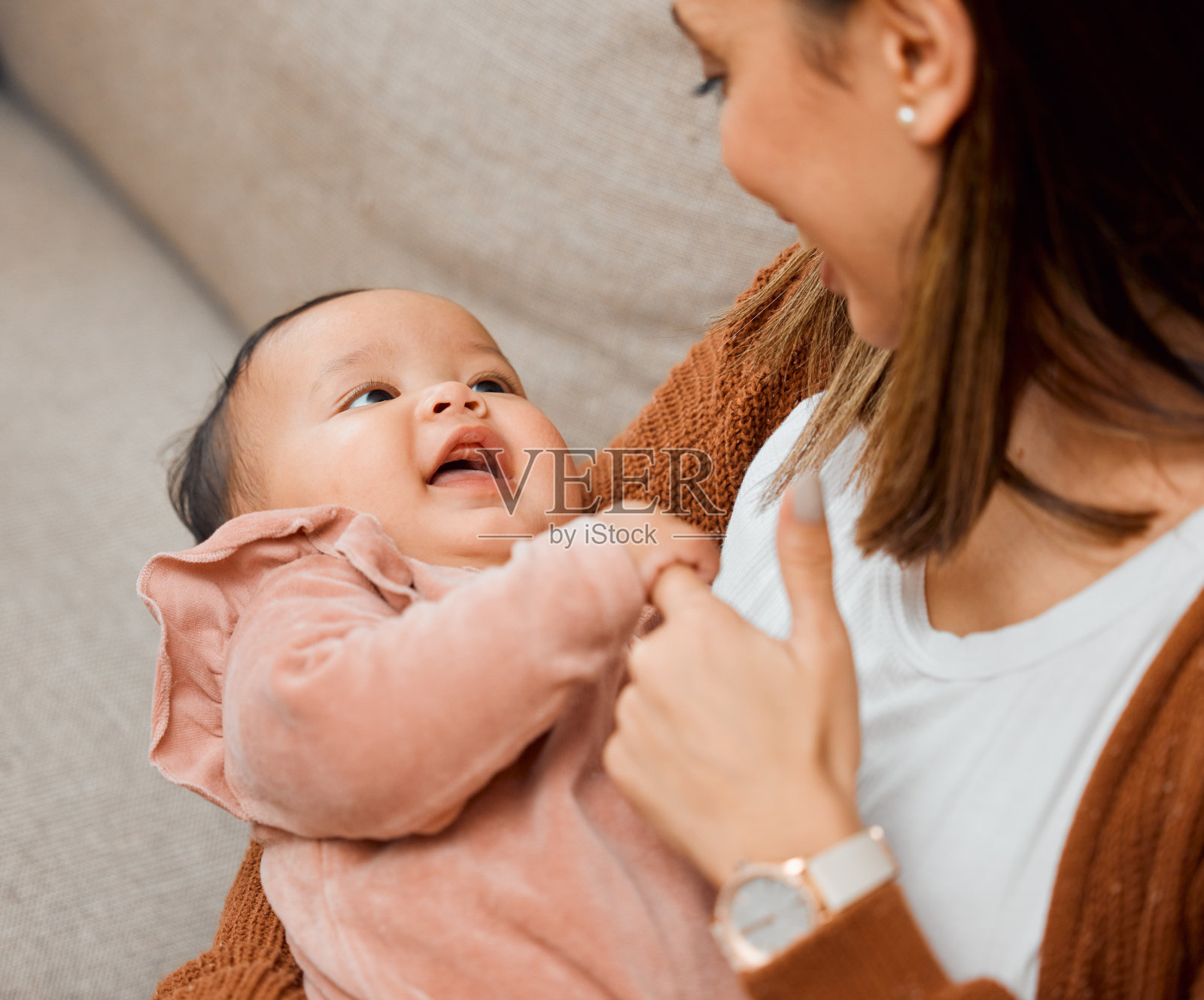 一名妇女坐在家里和她的孩子亲密无间照片摄影图片