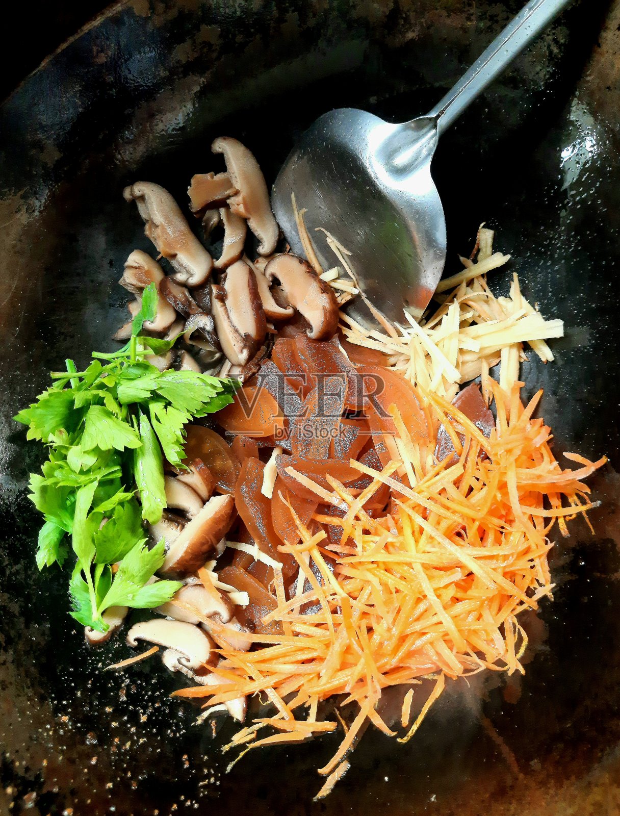 炒豆腐，芋头和香菇-素食节。照片摄影图片