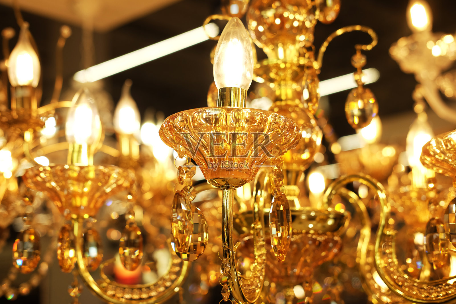 商店里的天花板灯，吊灯照片摄影图片