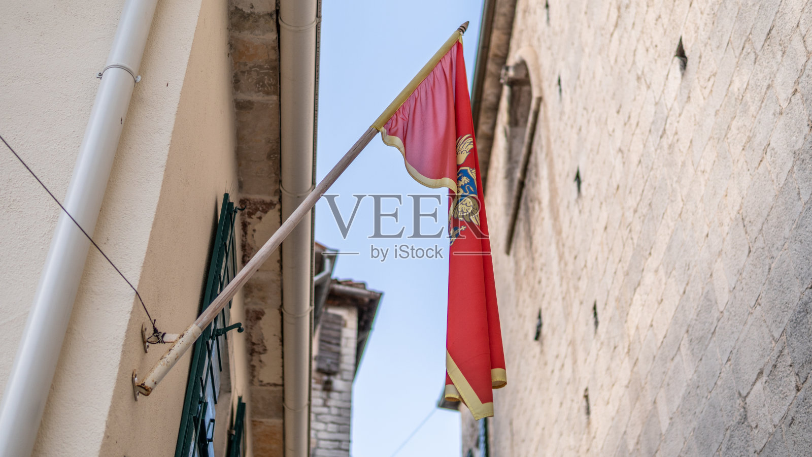 黑山的旗帜，在街上，在风中。黑山股票视频照片摄影图片