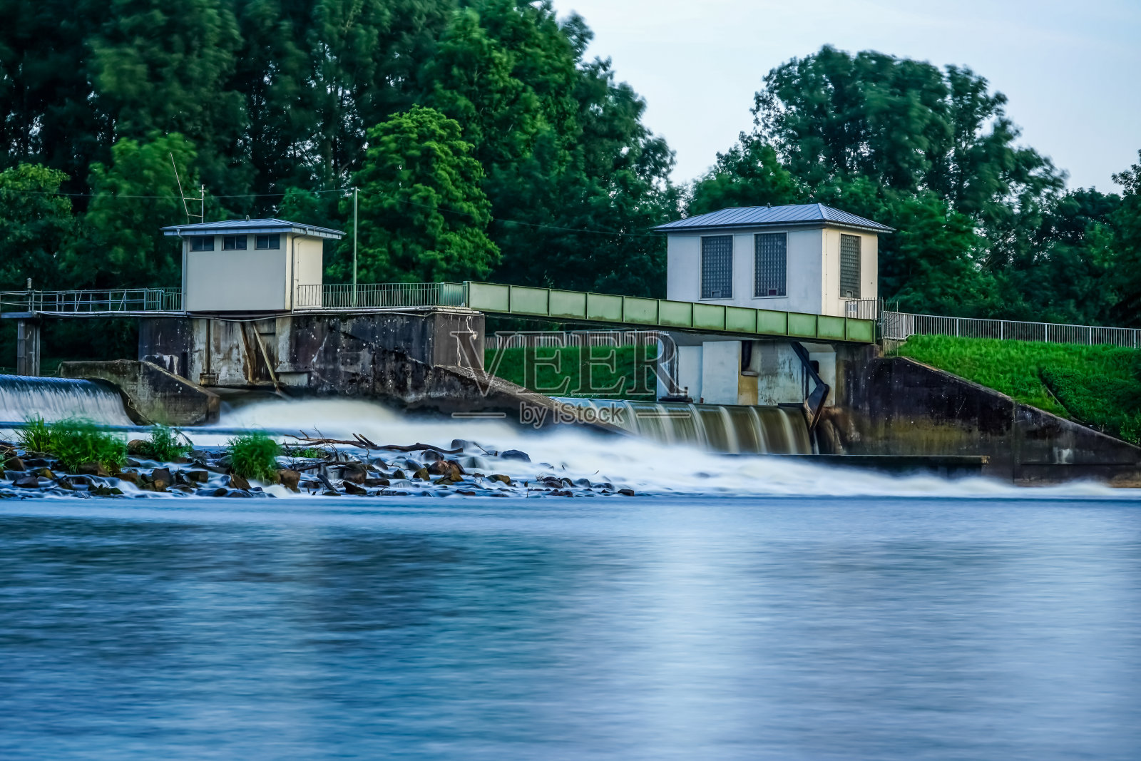 德国“林根”市的瀑布。照片摄影图片
