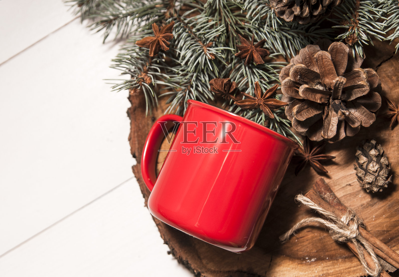 白色背景木架上的红色热可可杯。圣诞节的概念。照片摄影图片