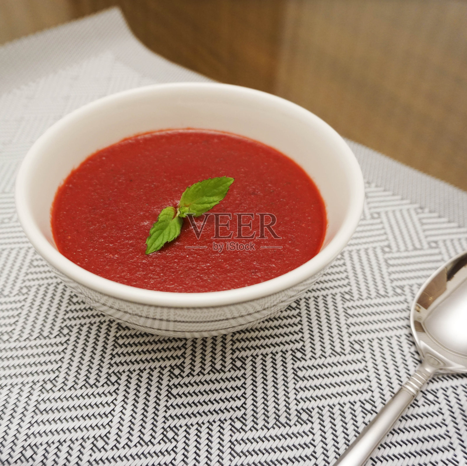 红色罗宋汤盛在白色的碗里照片摄影图片