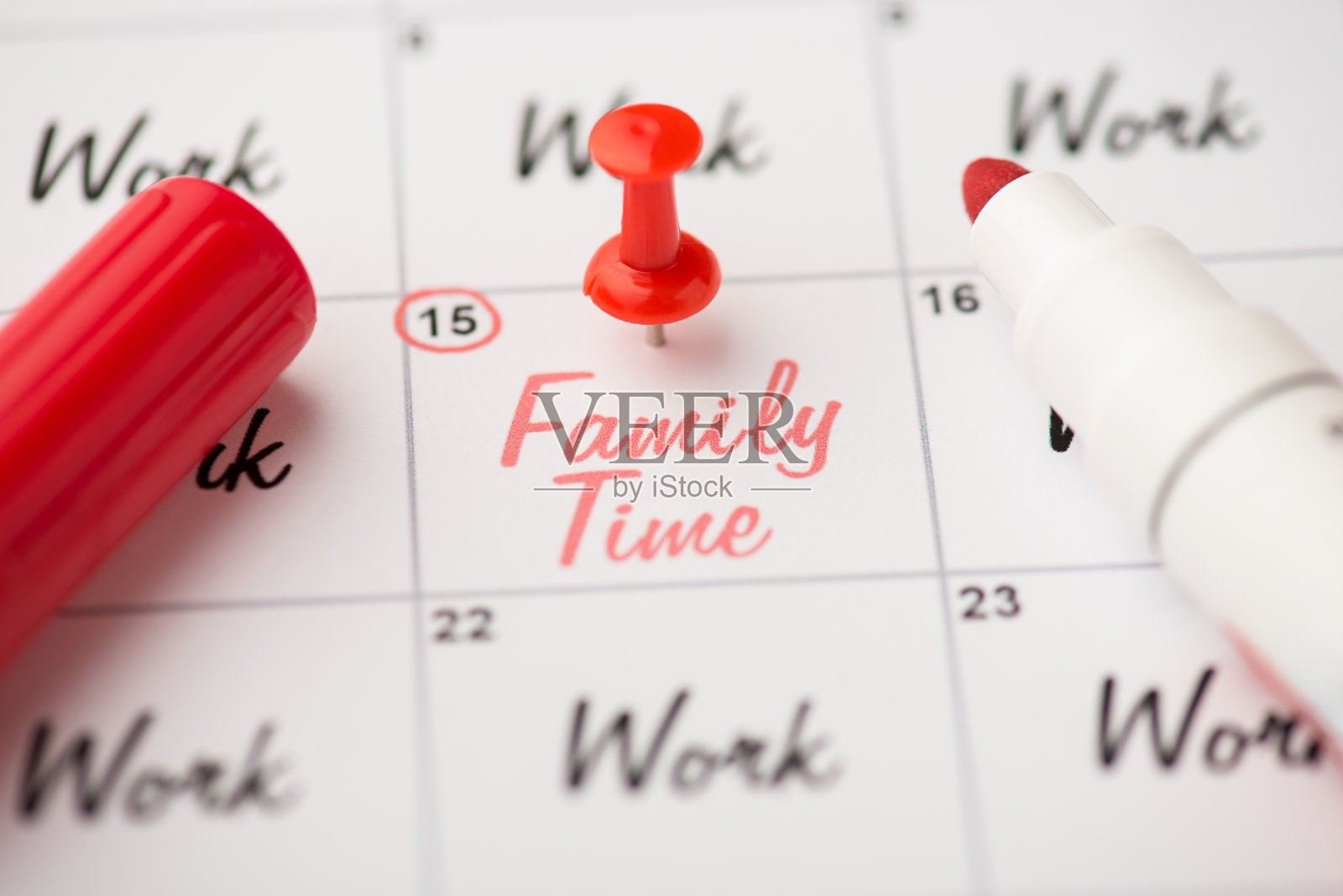 上面照片的标签日期15与题字家庭时间工作红别针和标记孤立在日历的背景上照片摄影图片