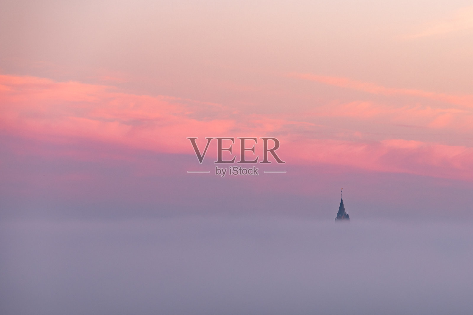 马斯特里赫特秋天典型的多彩日出，景观被一层雾覆盖，只留下远处可见的剪影照片摄影图片