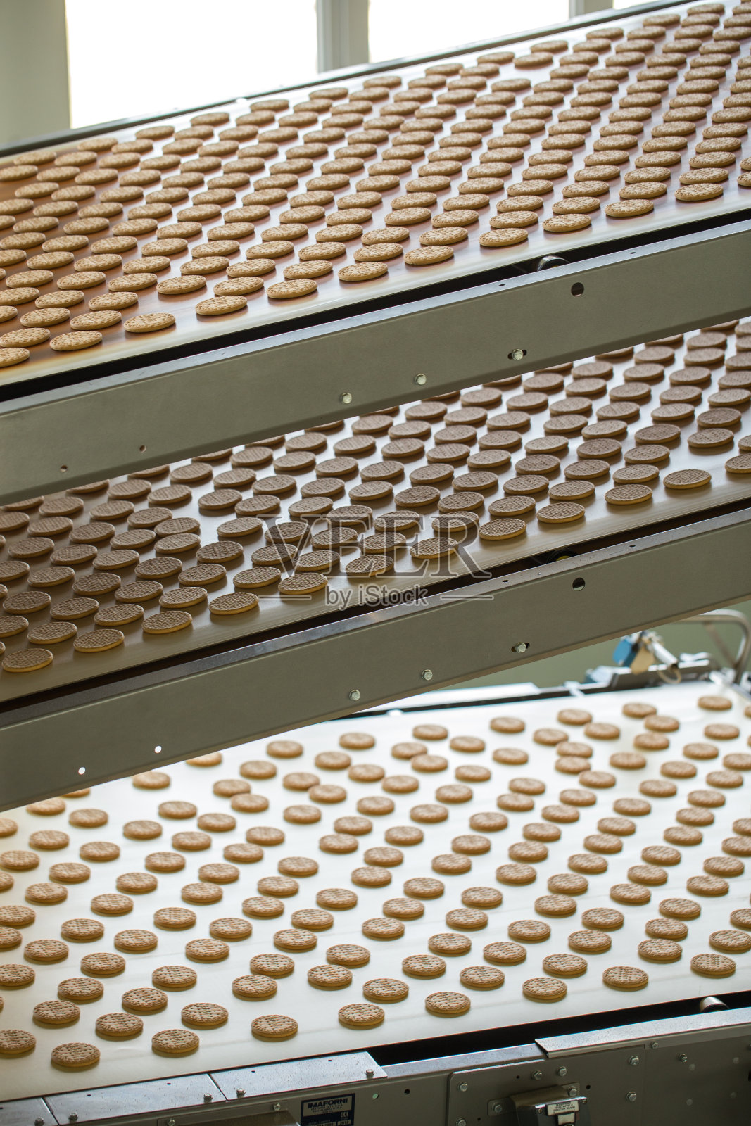 工厂里有很多不同的饼干照片摄影图片