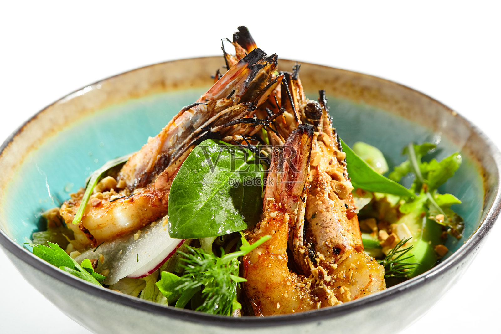 蔬菜沙拉配烤虾和蔬菜。餐厅菜单上的健康食品。虾仁拌沙拉和花生-生酮饮食的美味佳肴。餐厅的菜孤立在白色的背景。照片摄影图片