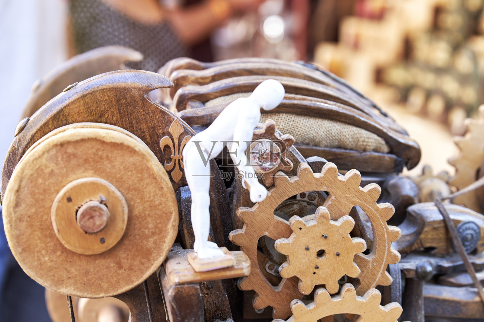 木制娃娃滚动的木制齿轮机构。概念的工作,机械照片摄影图片