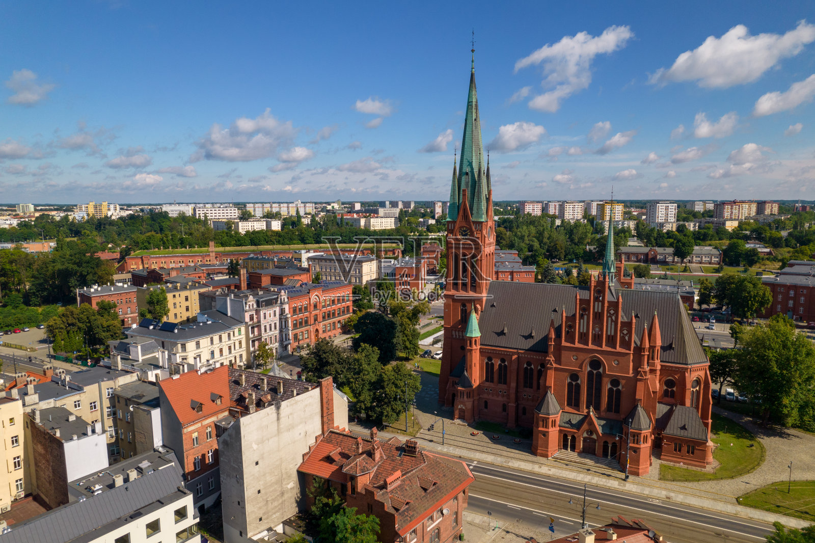 托伦，白天的波兰城市。Toruń上维斯瓦河上的一个阳光明媚、略带阴云的日子。照片摄影图片