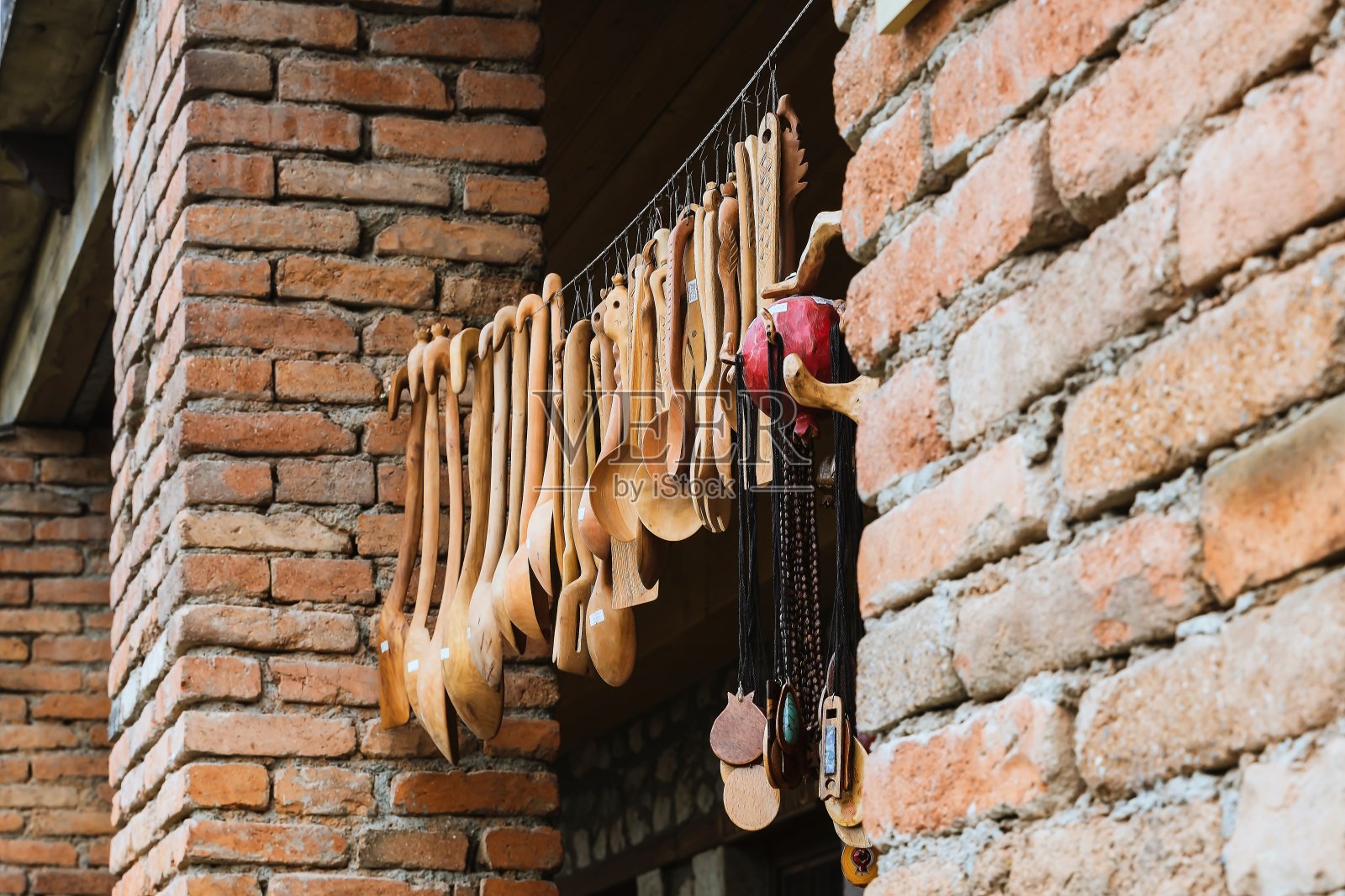 亚美尼亚，帝力安，2021年9月。礼品店里用当地木材制作的厨具。照片摄影图片