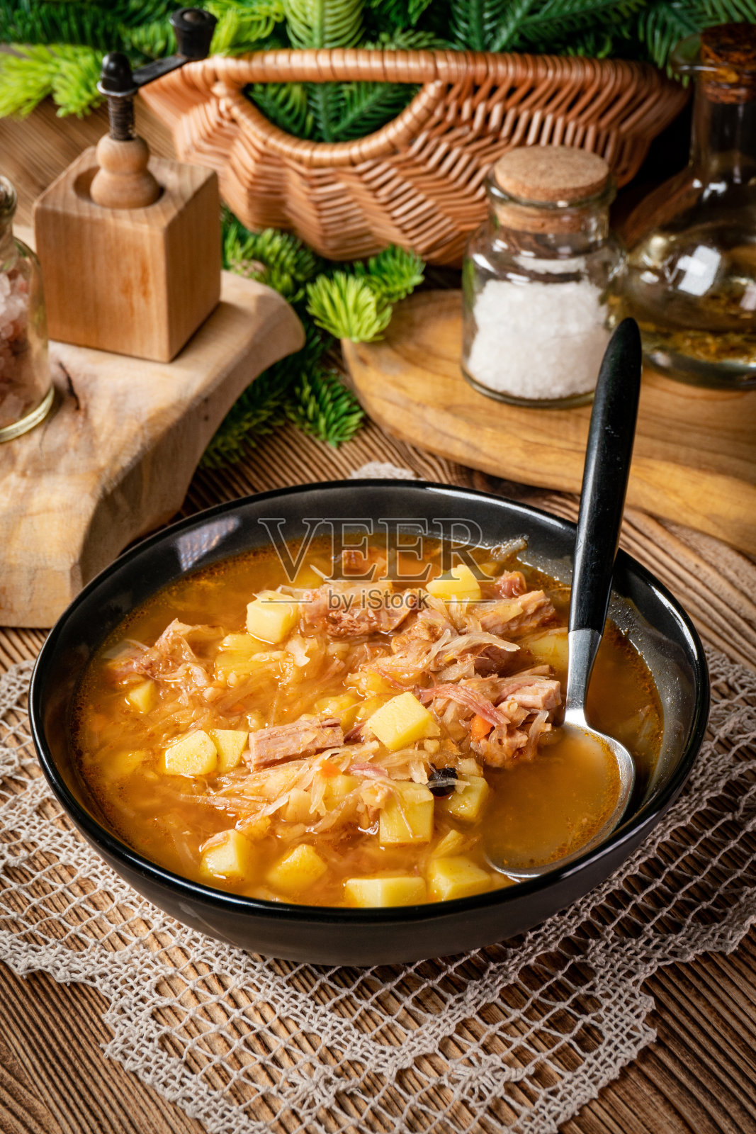 传统的白菜汤。照片摄影图片