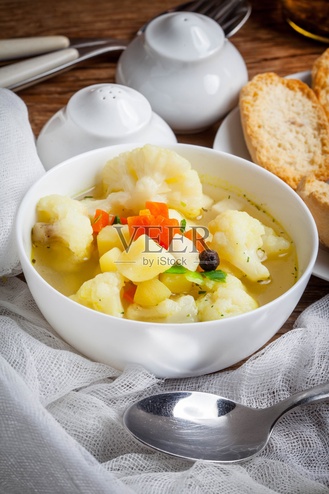 一碗意大利通心粉汤。照片摄影图片