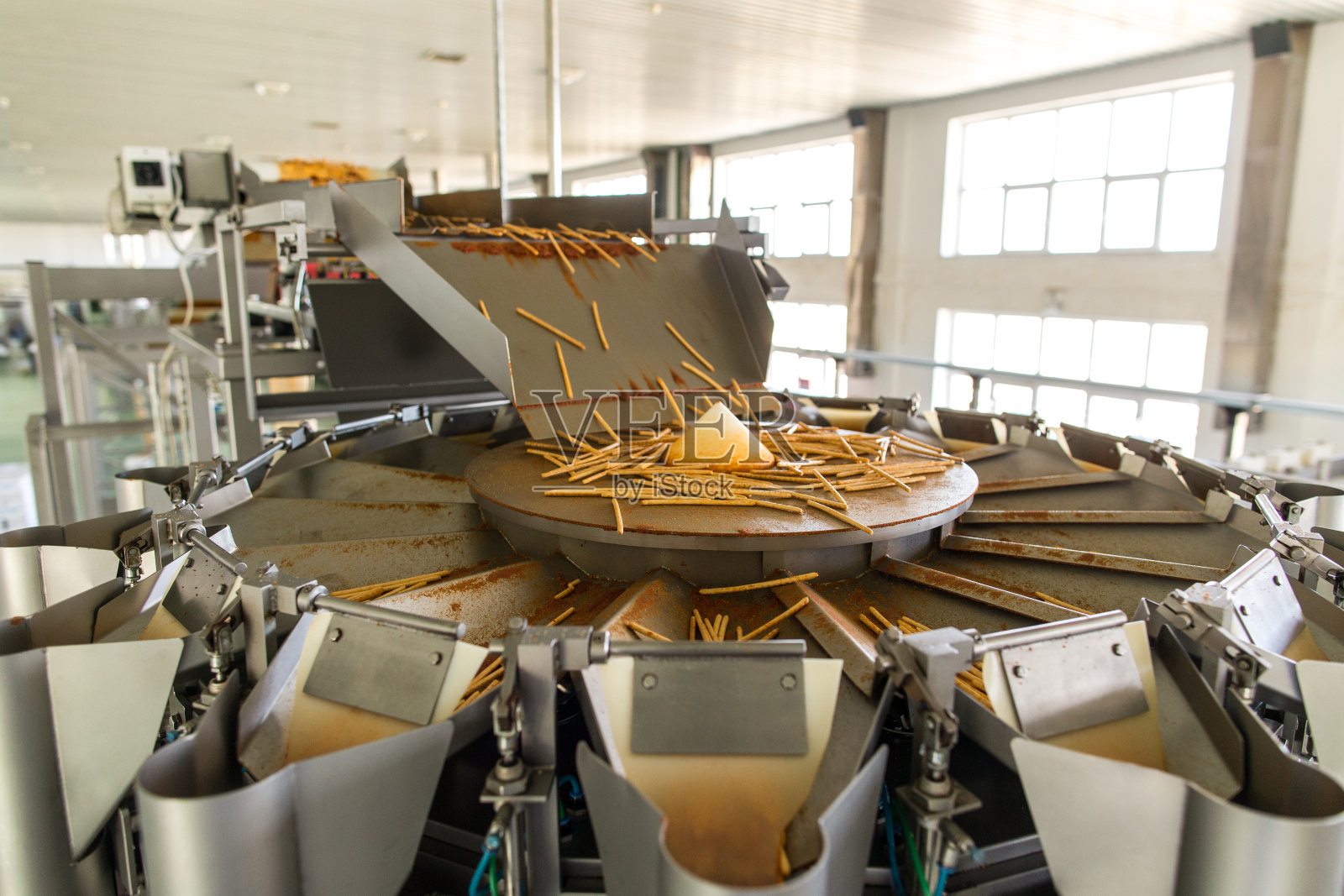 在工厂的传送带上的脆面包棒照片摄影图片