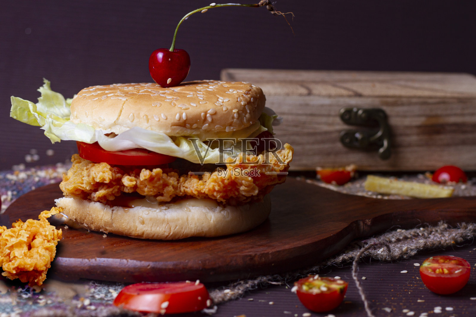 多汁鱼肉饼，汉堡或芝士肉饼配鱼肉饼，配酱料。美式快餐的概念。本空间照片摄影图片