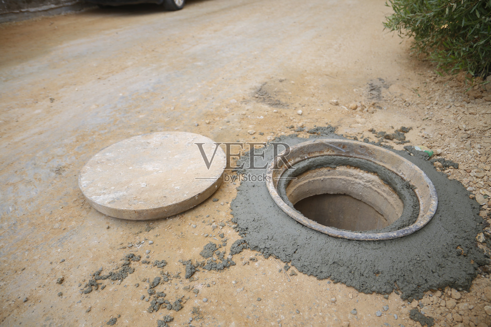 街道上的下水道口照片摄影图片