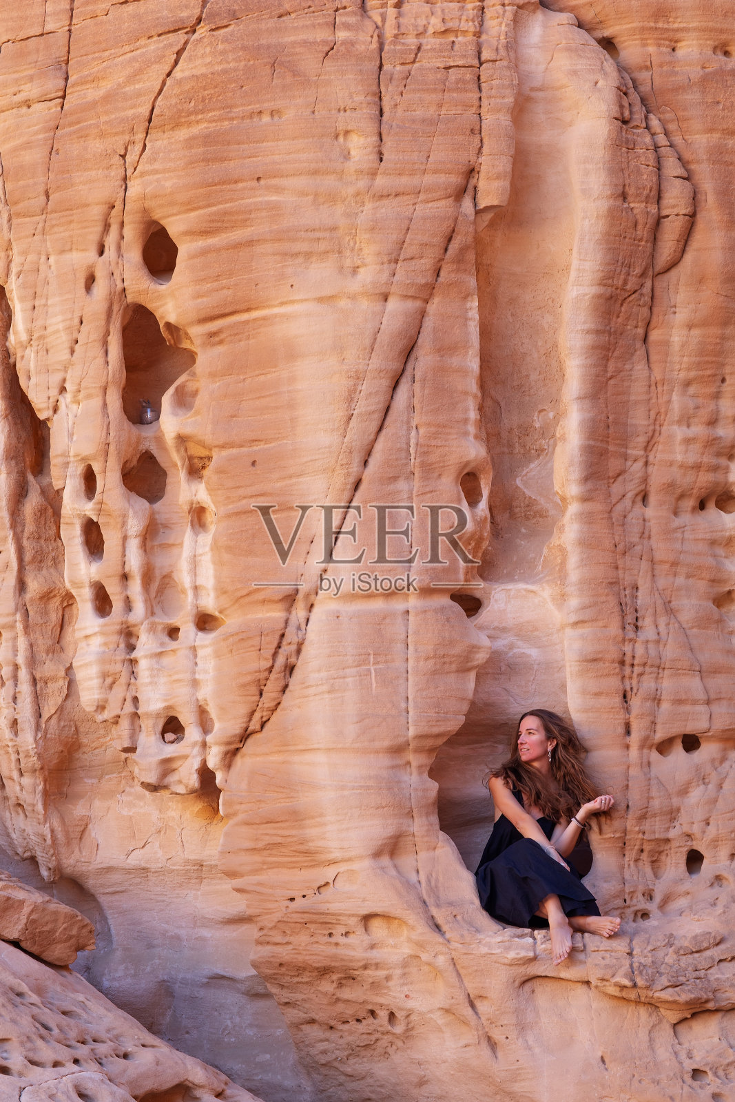 美丽的女人在沙漠里休息照片摄影图片