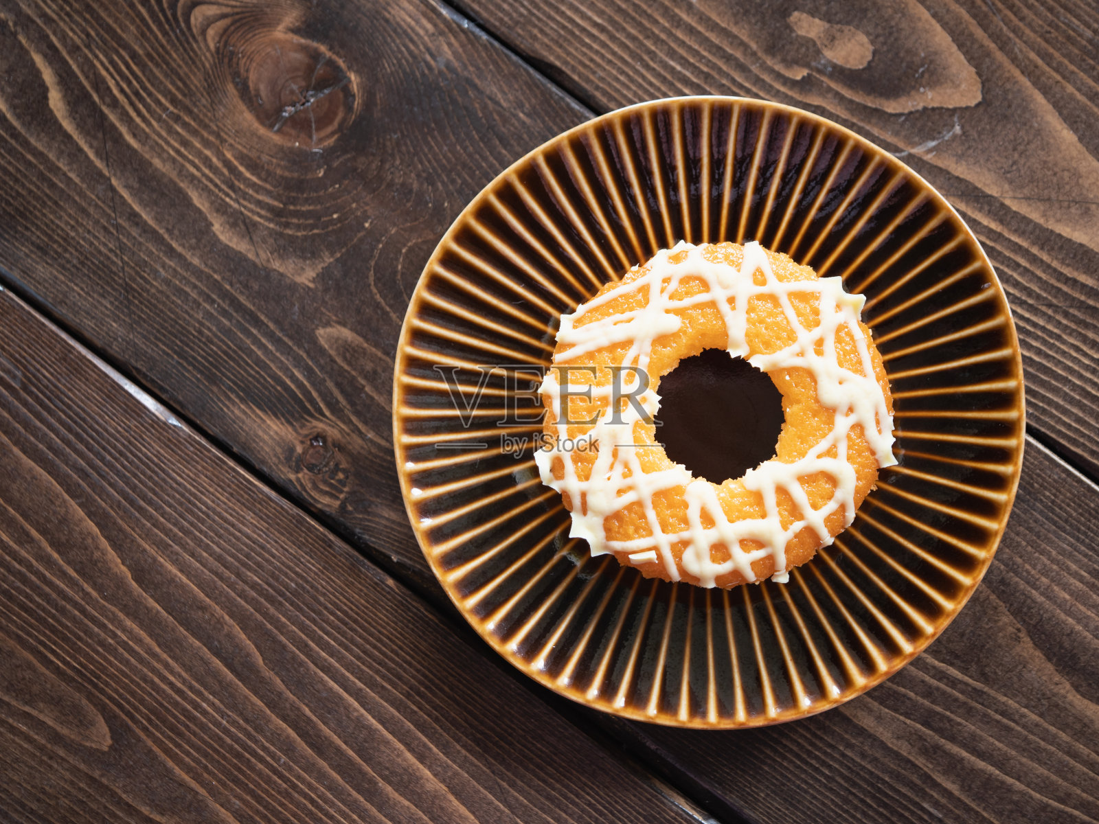 可爱的甜甜圈。上面有白巧克力。照片摄影图片