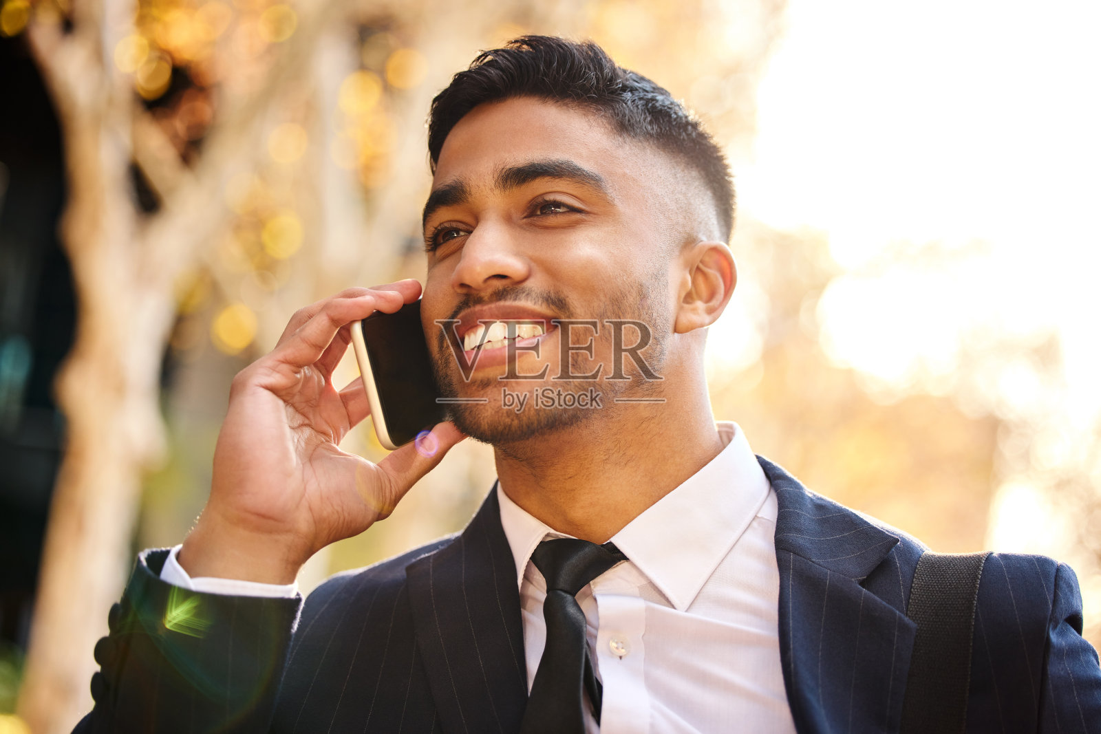 一个年轻的商人用智能手机打电话照片摄影图片