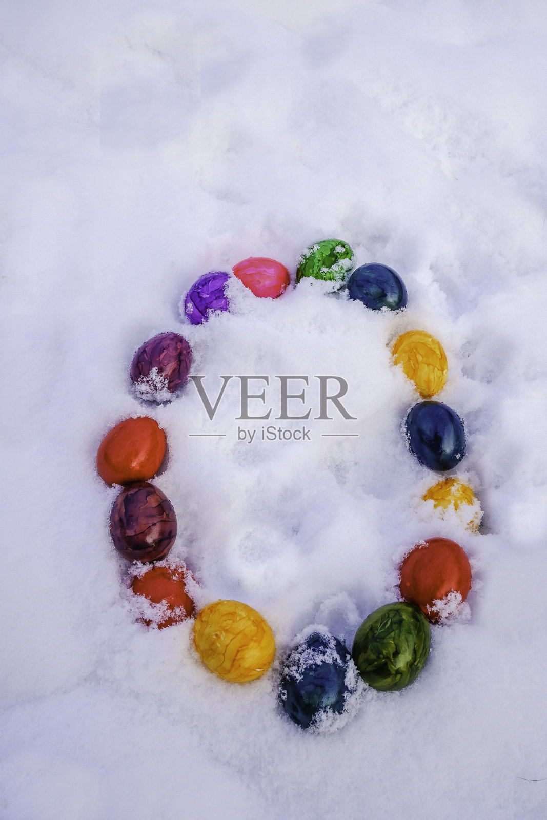 雪中的复活节彩蛋照片摄影图片