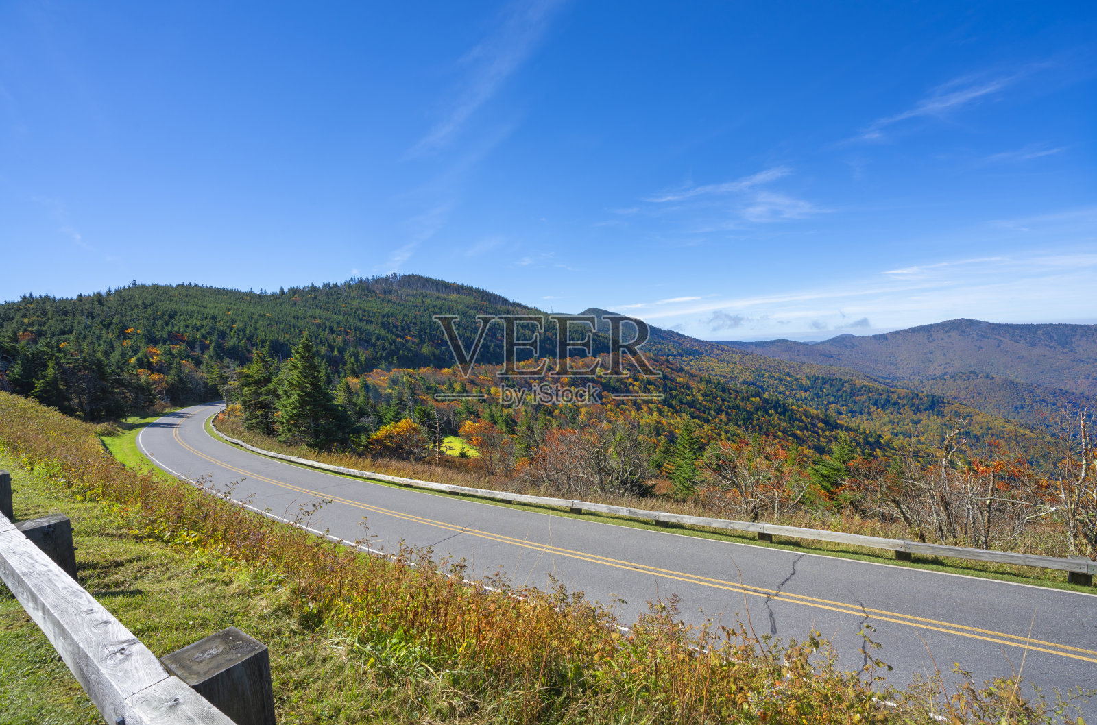 阿巴拉契亚山脉秋景尽收眼底。照片摄影图片