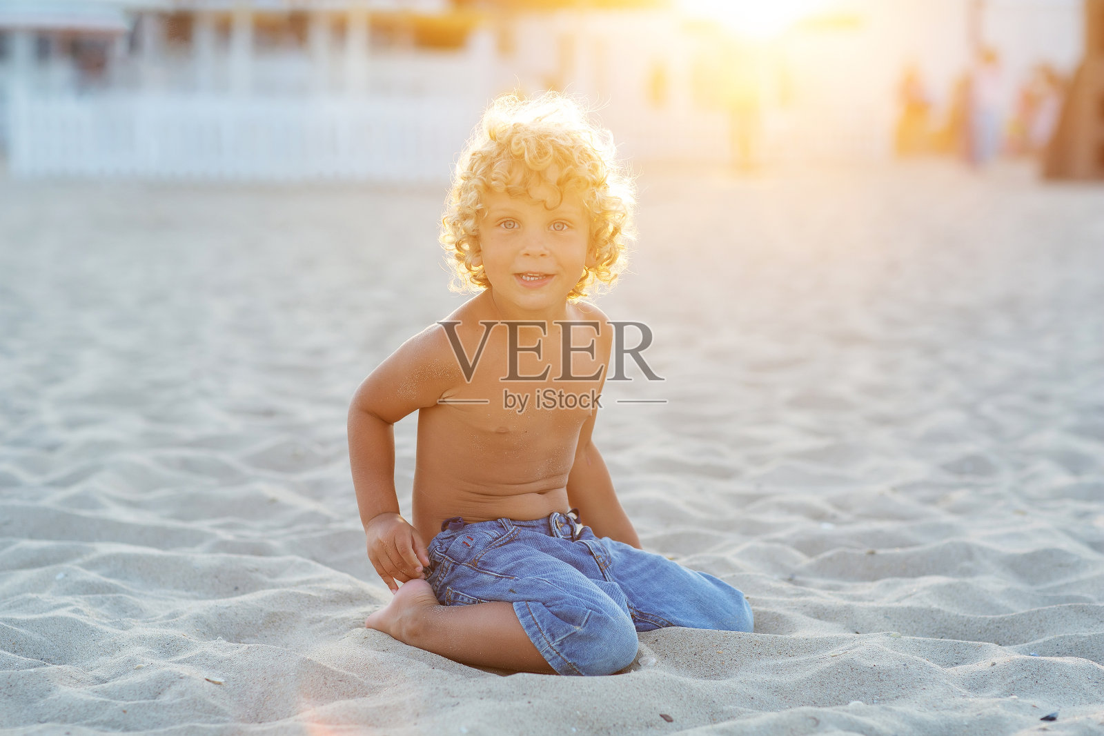 日落时海边的一个男孩的肖像照片摄影图片