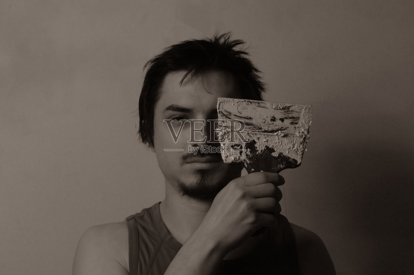 让人修理。工人用抹刀。改造过程照片摄影图片