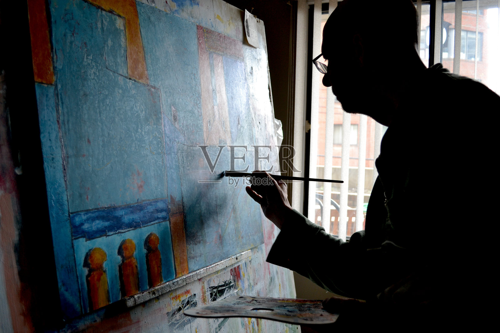 艺术家在家庭画室绘画照片摄影图片