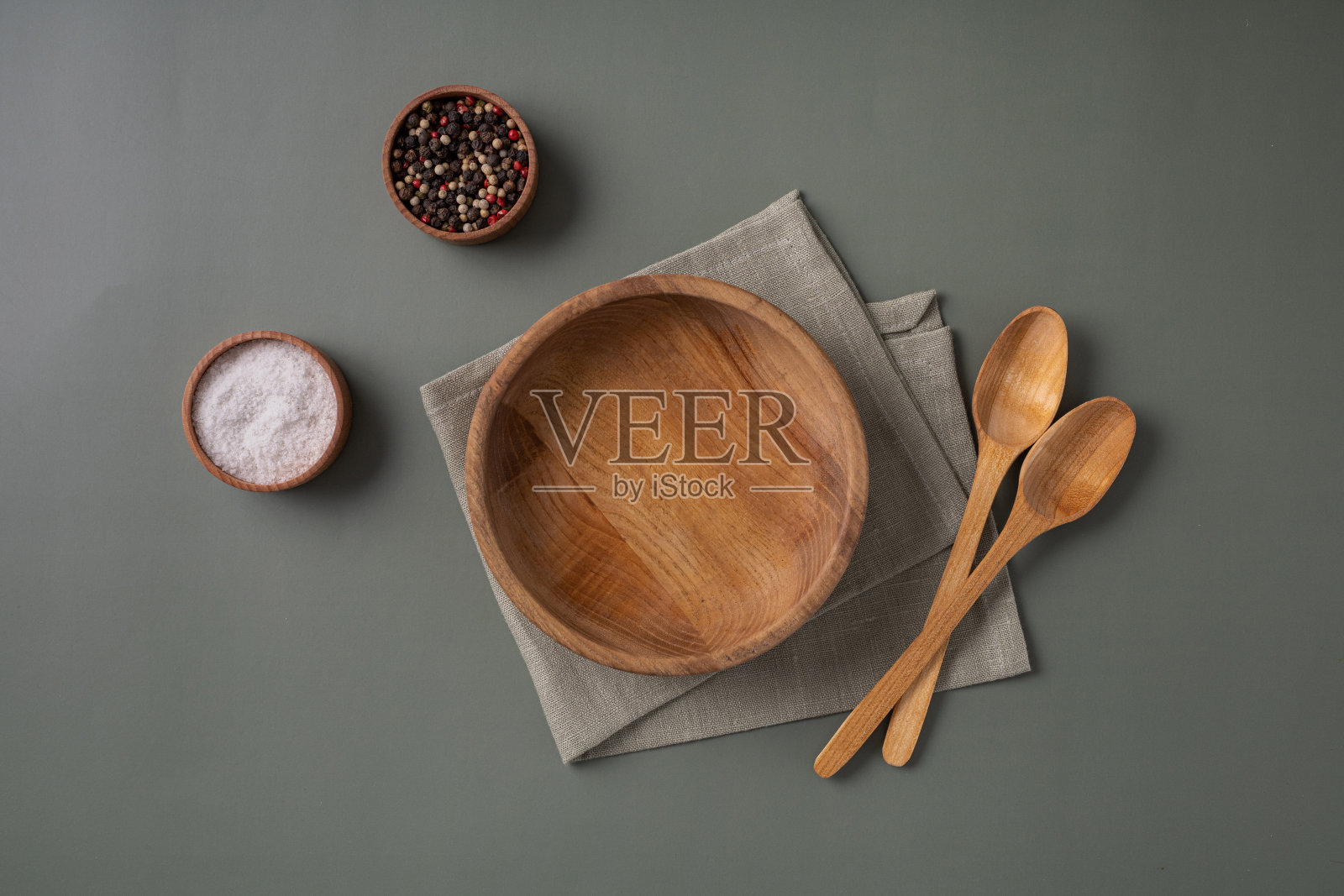 木砧板和餐巾纸放在木桌上，还有香料，胡椒，盐。照片摄影图片