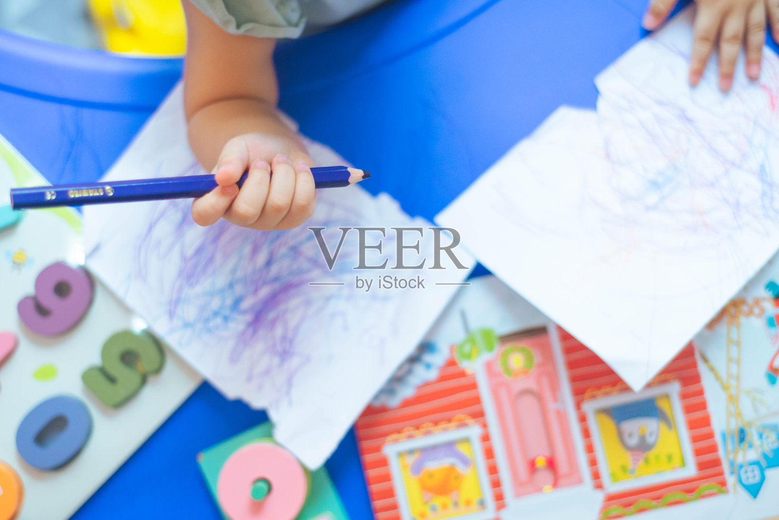 宝宝学习用彩色铅笔画画照片摄影图片