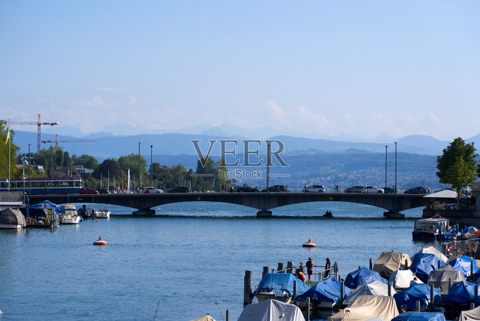 一个阳光明媚的夏末日，中世纪古城Zürich，利马特河在前面。照片摄影图片