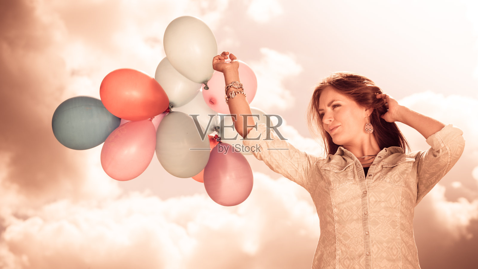 女孩手持气球天空背景照片摄影图片