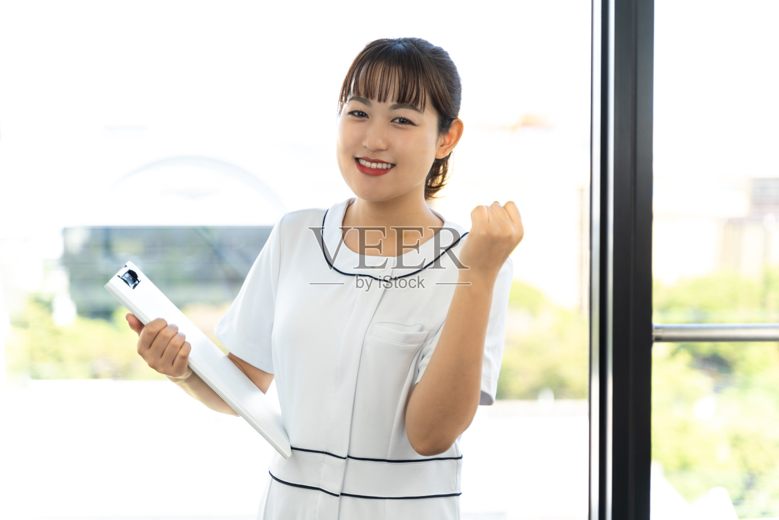 女护士使病人高兴起来照片摄影图片