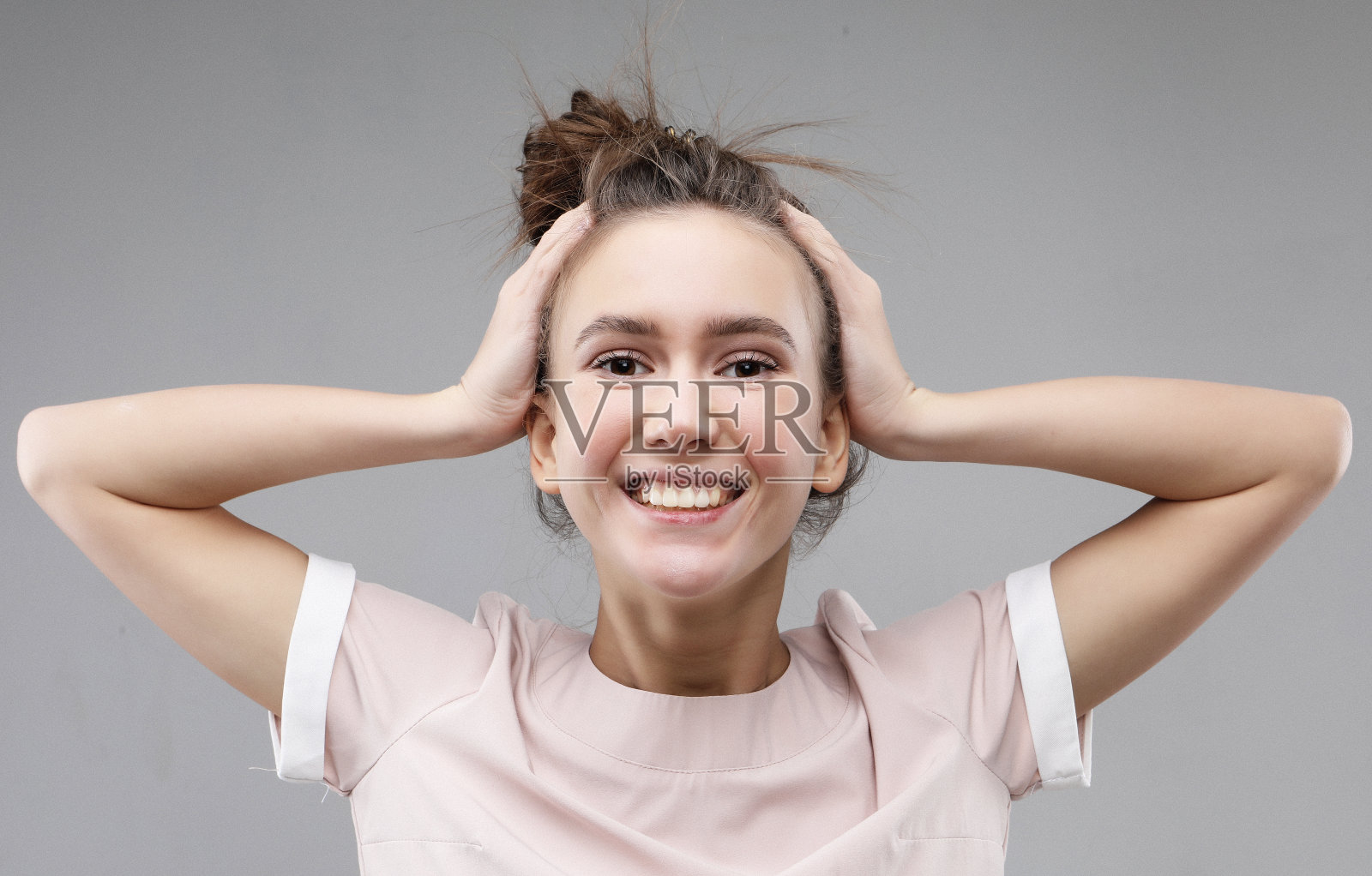 漂亮女孩惊讶的看着你照片摄影图片