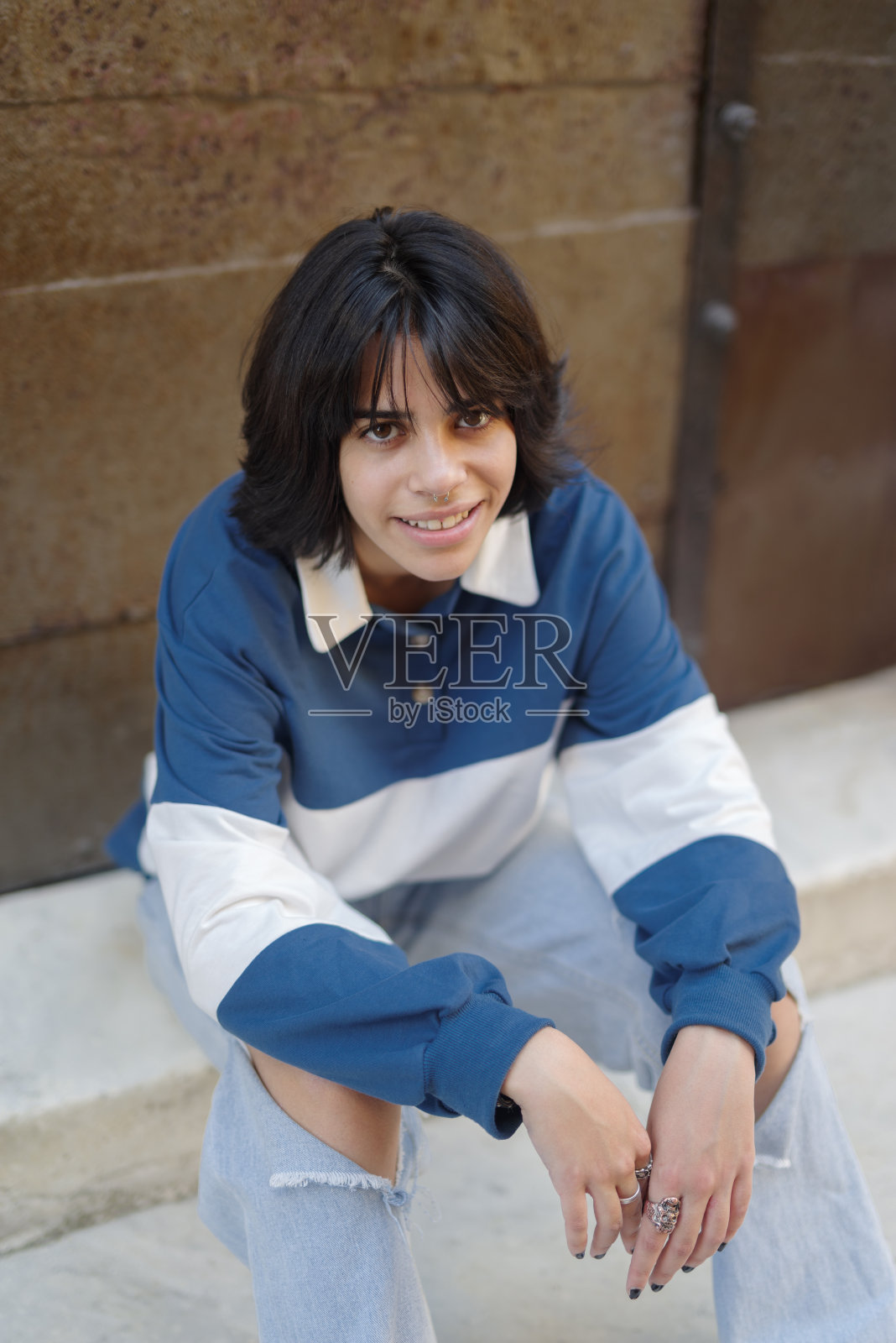 少女坐在台阶上的特写镜头照片摄影图片