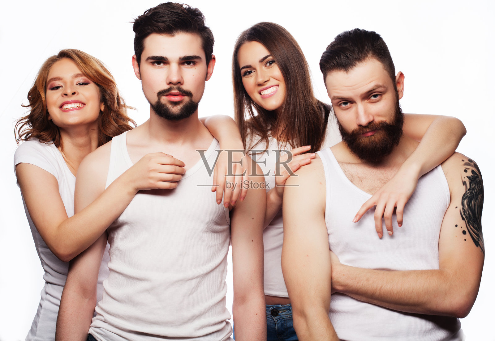 快乐的一群朋友被隔离在白色的背景上照片摄影图片