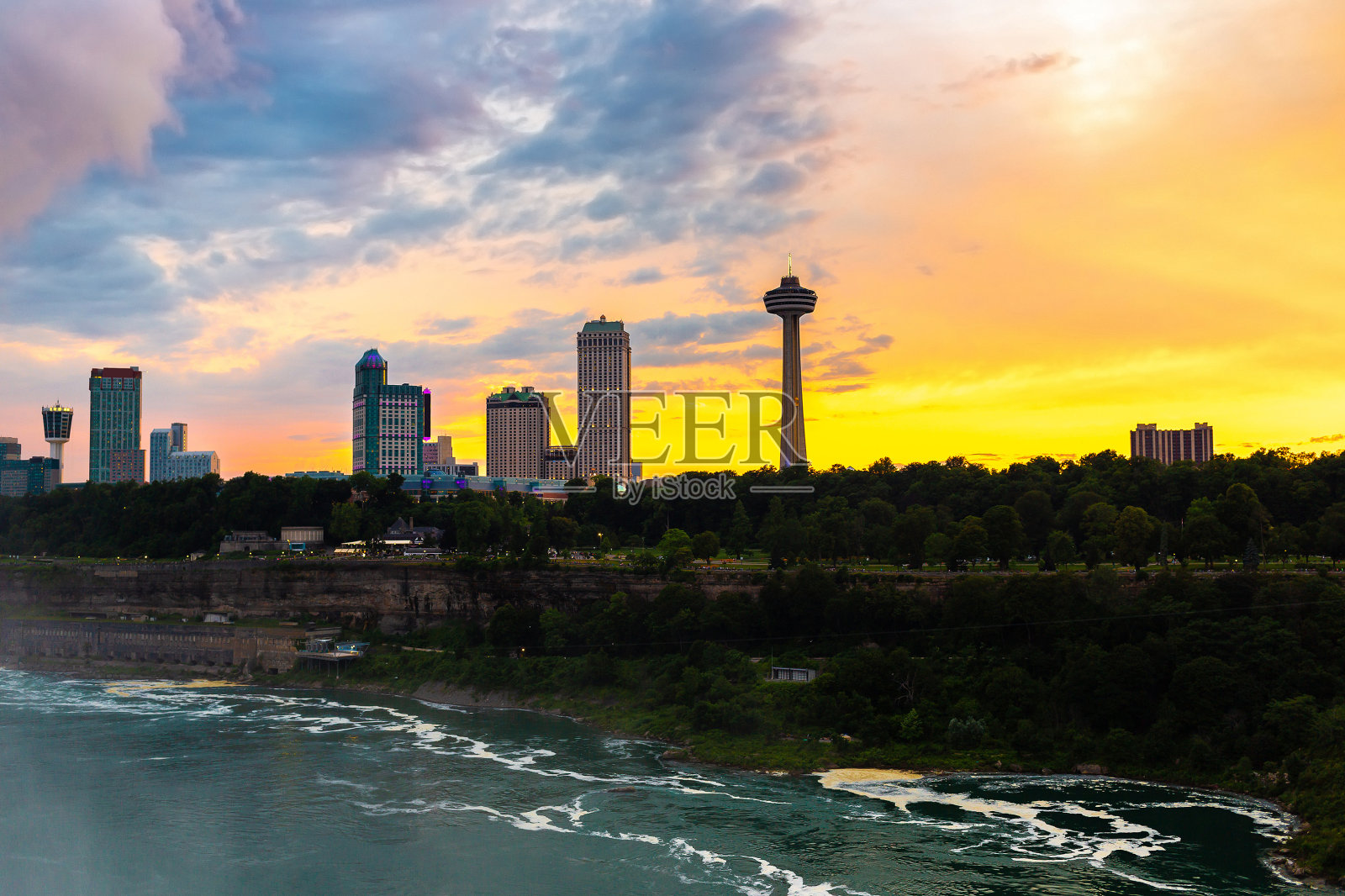 Сanadian尼亚加拉瀑布的河岸照片摄影图片