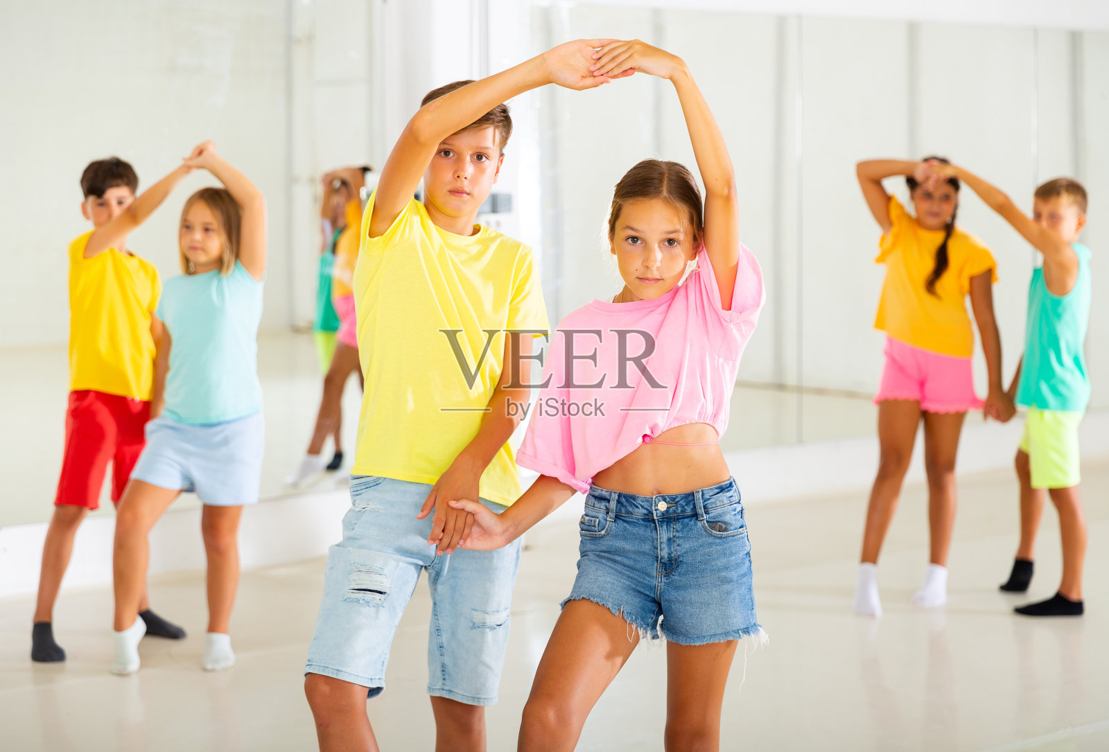 年轻的男孩和女孩在舞蹈室里跳萨尔萨舞照片摄影图片