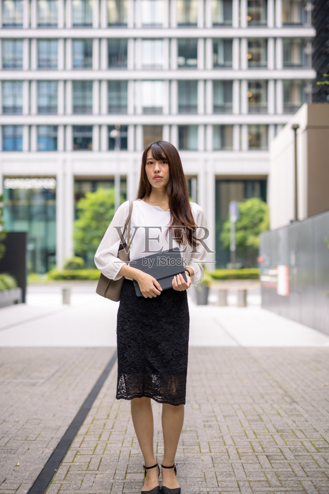 女商人在城市手持数字平板电脑的全身肖像照片摄影图片