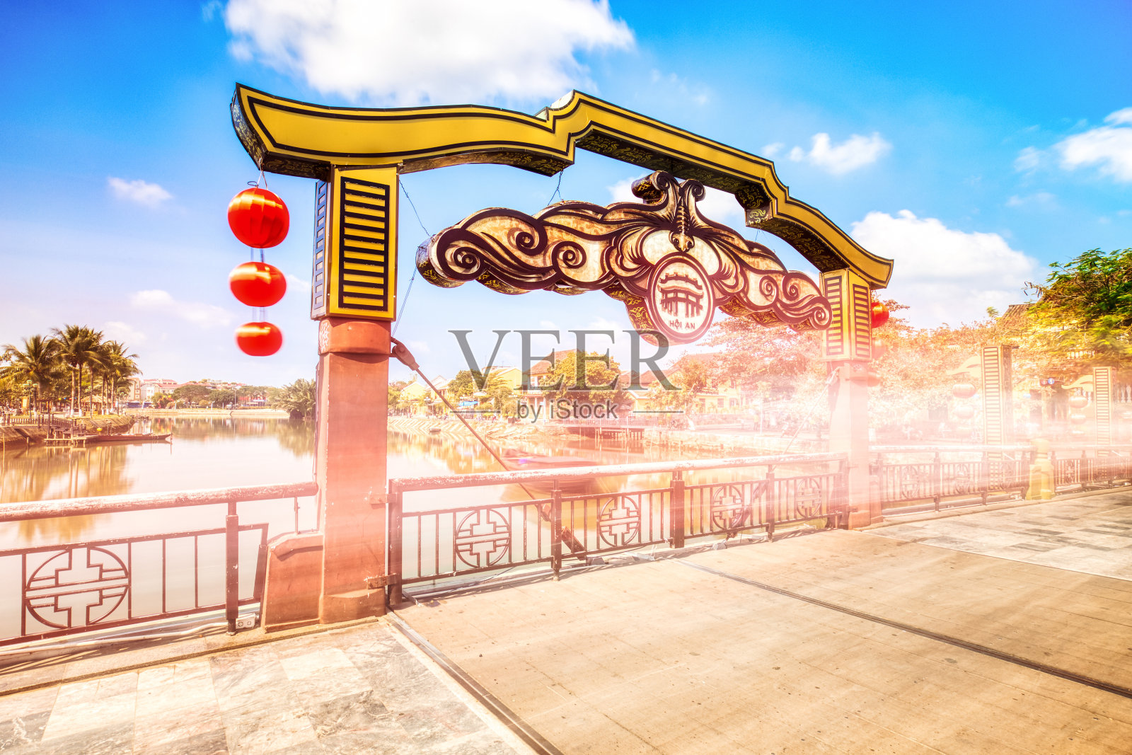 阳光明媚的灯火桥，越南会安照片摄影图片