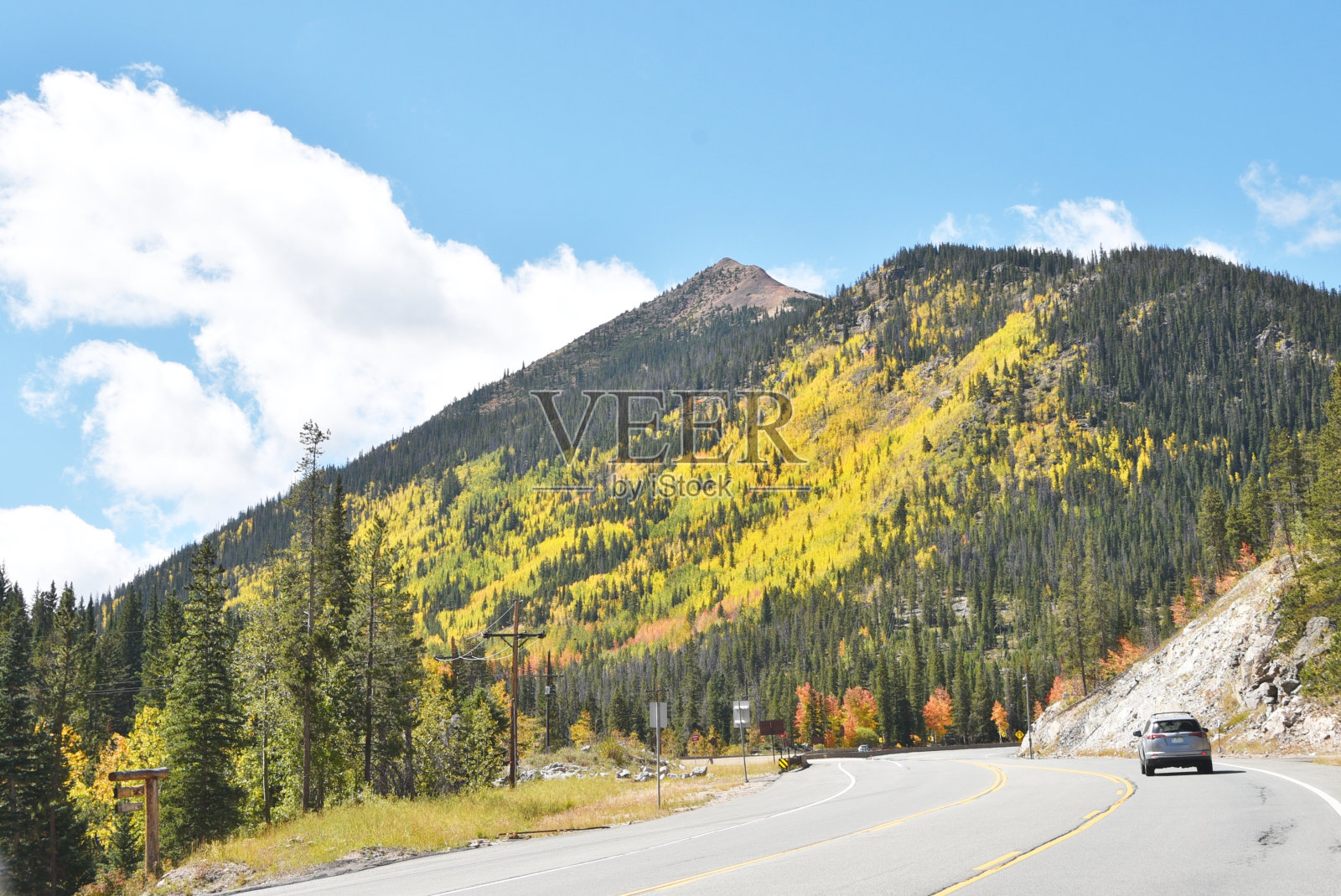 穿越山脉的道路照片摄影图片