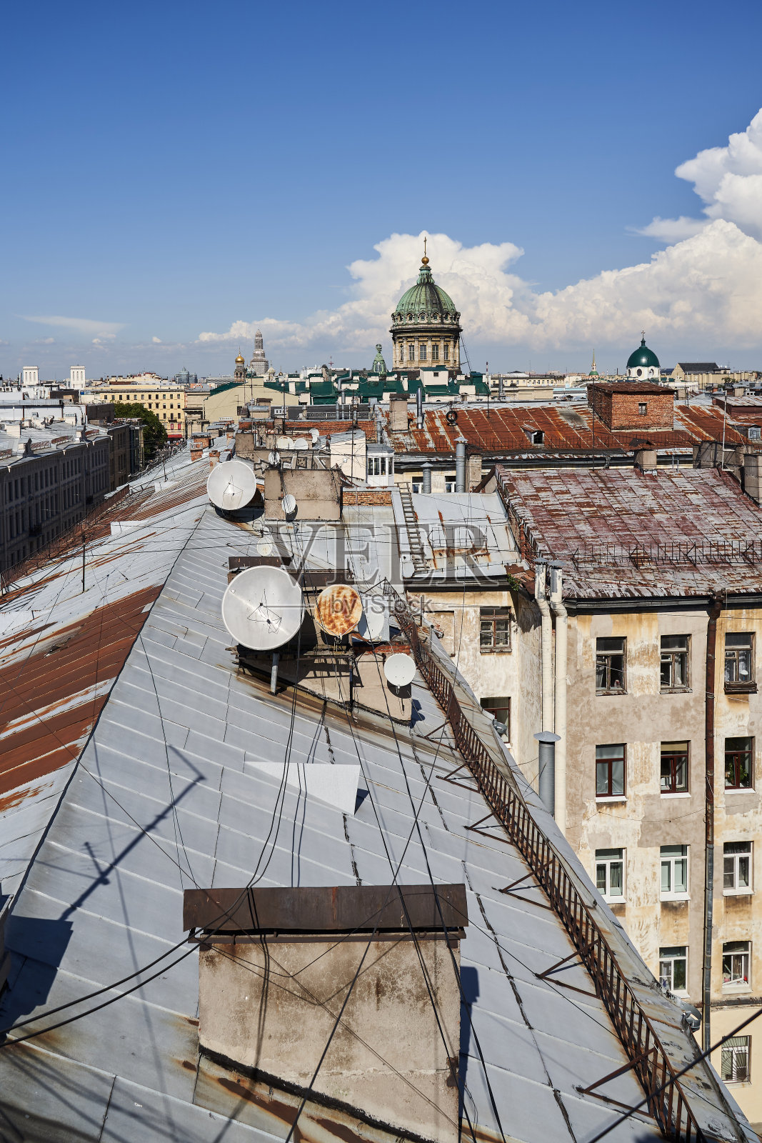 从屋顶到大教堂柱廊的景色。带有圆形天线的欧洲城市屋顶。从屋顶看城市的景色。旅游的趋势。这个城市的名片。照片摄影图片