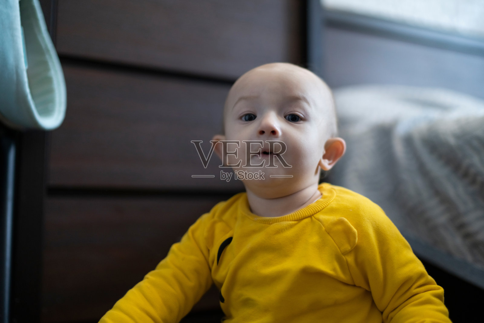 可爱的小男孩在家里玩耍照片摄影图片