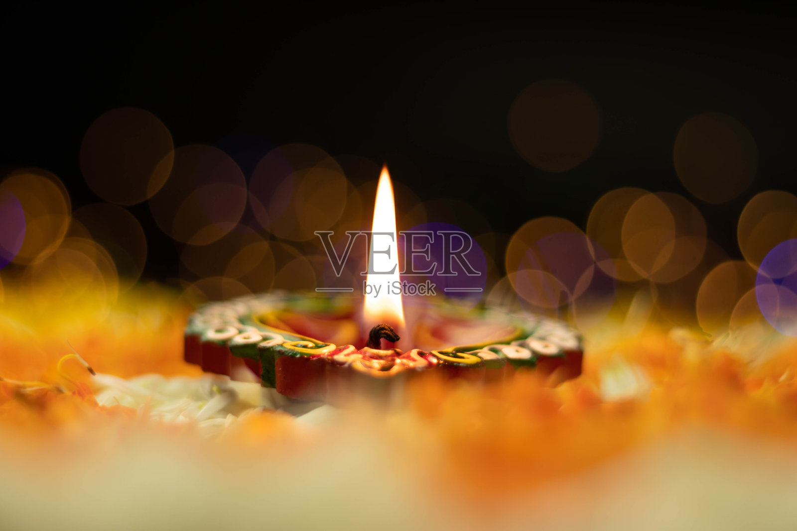 选择性聚焦-明亮的直火焰照亮从粘土迪亚深迪亚与散景效果。印度节日的主题排灯节Pooja, Navratri, Dussehra Puja，新年，Deepawali或Shubh Deepavali照片摄影图片